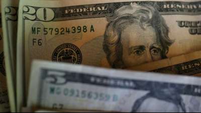 Geldtransporter in den USA verliert tausende Dollar auf der Autobahn