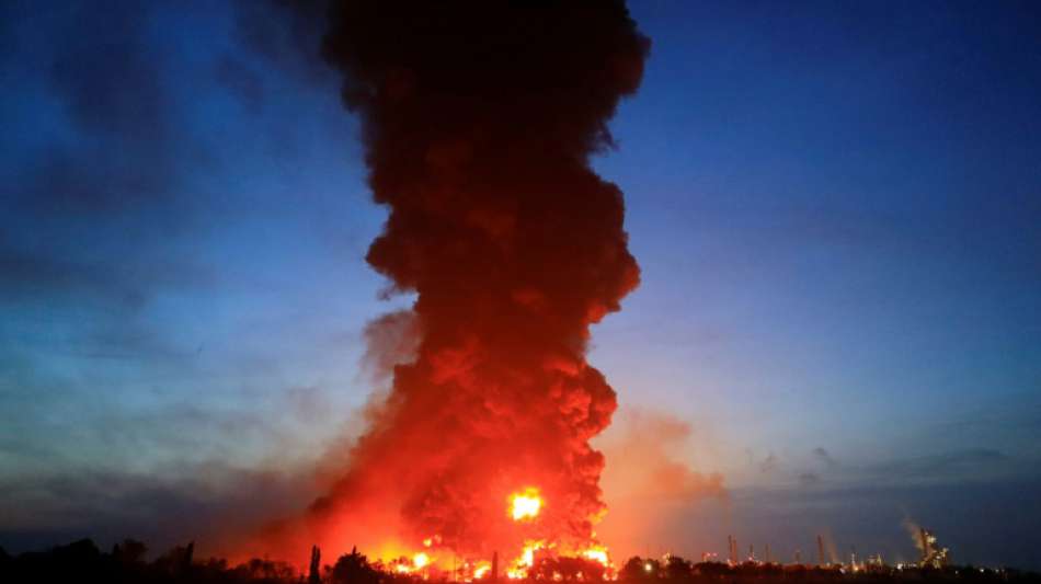 Gewaltige Explosion: Gro&szlig;brand in indonesischer &Ouml;l-Raffinerie