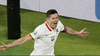 Fuball: Robert Lewandowski bewahrt Polen vor fr&uuml;hem EM-K.o.