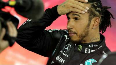Hamilton von Prinz Charles zum Ritter geschlagen