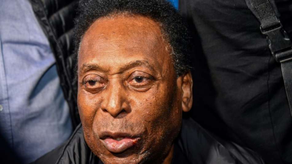 Legende Pel&eacute; spielt im Krankenhaus mit seiner Tochter Karten