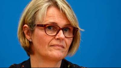 Karliczek ruft zur Verbesserung des Bildungssystems auf