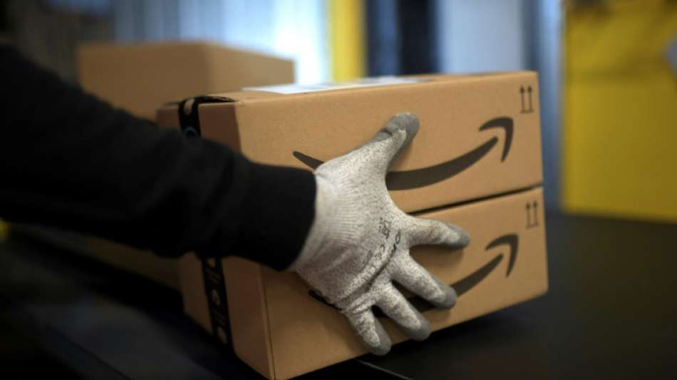 Amazon hebt Löhne für mehr als halbe Million Beschäftigte an