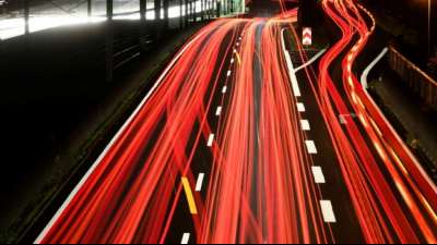 Deutsche Autofahrer informieren sich vor allem per Radio &uuml;ber Staus