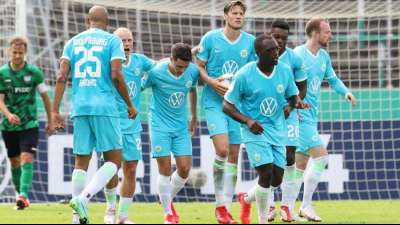 Fu&szlig;ball: Wolfsburg droht nach grobem Wechselfehler Pokal-Aus