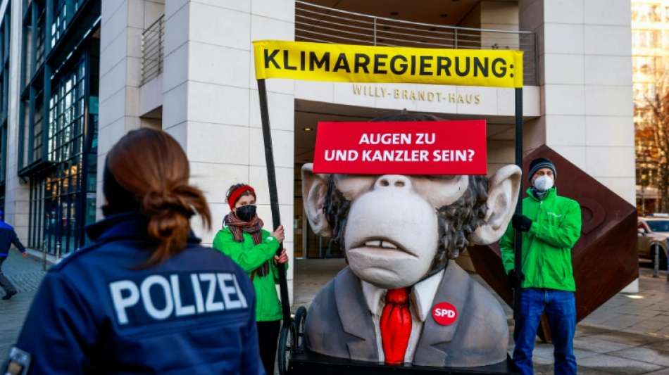 Greenpeace-Aktivisten protestieren vor Zentralen der Ampel-Parteien