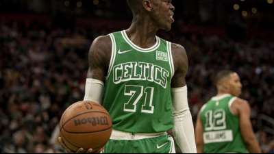 NBA: Dennis Schr&ouml;der gewinnt Duell mit Ex-Kollege Theis