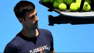 Tennis: Novak Djokovic r&auml;umt Fehler ein - Regierung pr&uuml;ft weiter