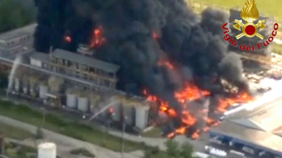 Großbrand in Chemiefabrik bei Venedig
