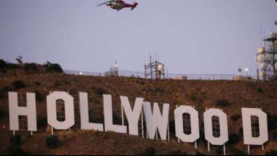 Aus "Hollywood" wird "Hollyboob": Aktivisten ver&auml;ndern Schriftzug in Los Angeles