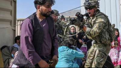 US-Soldaten t&ouml;ten zwei bewaffnete M&auml;nner am Flughafen Kabul