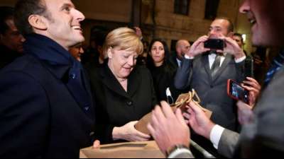 Merkel zu Abschiedsbesuch bei Macron in Frankreich eingetroffen