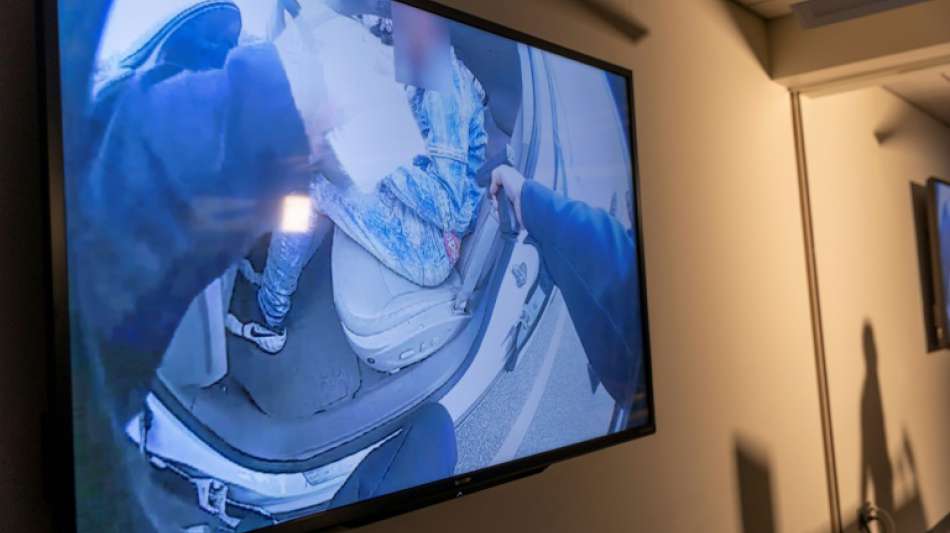 T&ouml;dlicher Schuss nahe Minneapolis: US-Polizistin verwechselte Pistole mit Taser