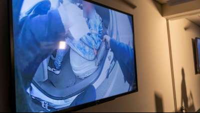 T&ouml;dlicher Schuss nahe Minneapolis: US-Polizistin verwechselte Pistole mit Taser