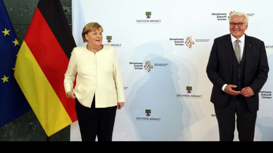Steinmeier &uuml;berreicht Merkel die Entlassungsurkunde