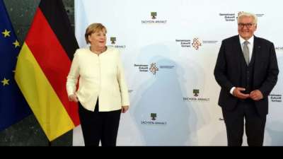 Steinmeier &uuml;berreicht Merkel die Entlassungsurkunde