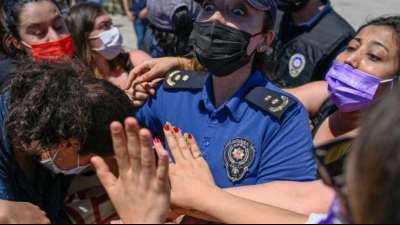 Tausend Frauen demonstrieren in Istanbul f&uuml;r ihre Rechte