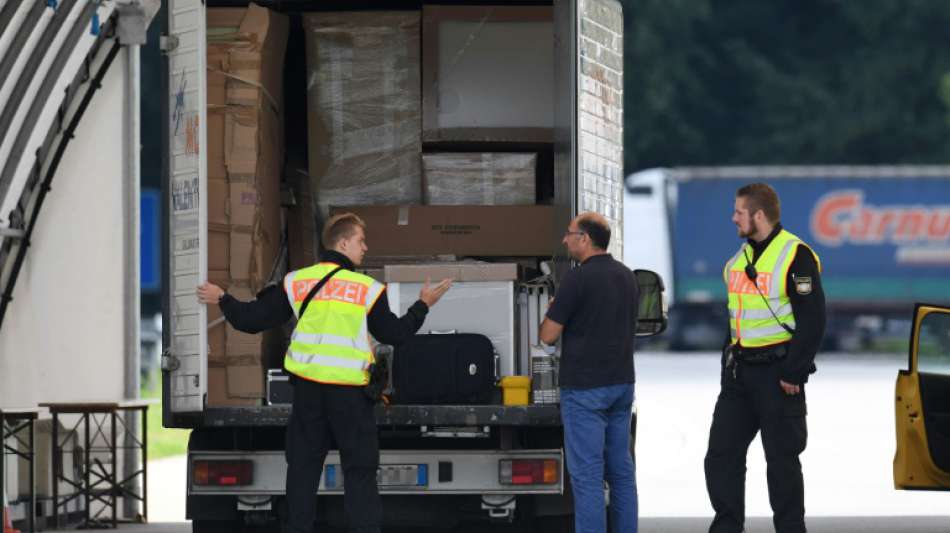 Seehofer verl&auml;ngert Grenzkontrollen zu &Ouml;sterreich wegen Migrationslage