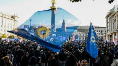 Georgiens Regierungspartei mobilisiert vor Kommunalwahl zehntausende Demonstranten