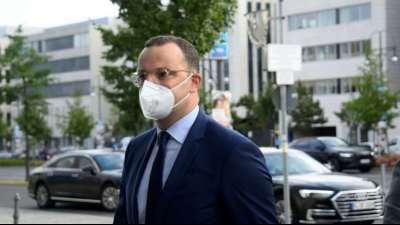Spahn schlie&szlig;t Lockdown f&uuml;r Geimpfte und Genesene aus