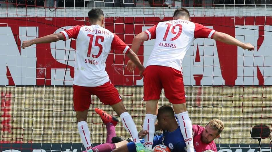 R&uuml;ckschlag f&uuml;r Spitzenreiter Regensburg - Ducksch l&auml;sst Bremen jubeln
