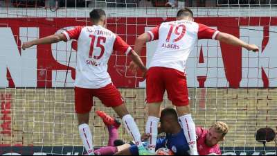 R&uuml;ckschlag f&uuml;r Spitzenreiter Regensburg - Ducksch l&auml;sst Bremen jubeln