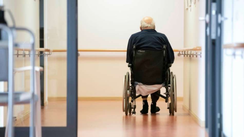 Deutlich h&ouml;here Sterblichkeit in Pflegeheimen in ersten beiden Pandemiewellen