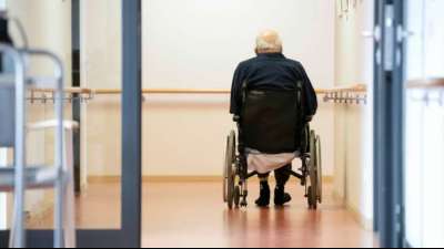 Deutlich h&ouml;here Sterblichkeit in Pflegeheimen in ersten beiden Pandemiewellen