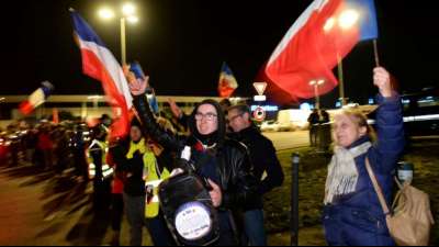 Impfpass-Gegner fahren trotz Verbots in Konvois in Paris ein