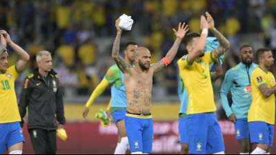 Brasilien und Argentinien marschieren, Rest stottert zur WM