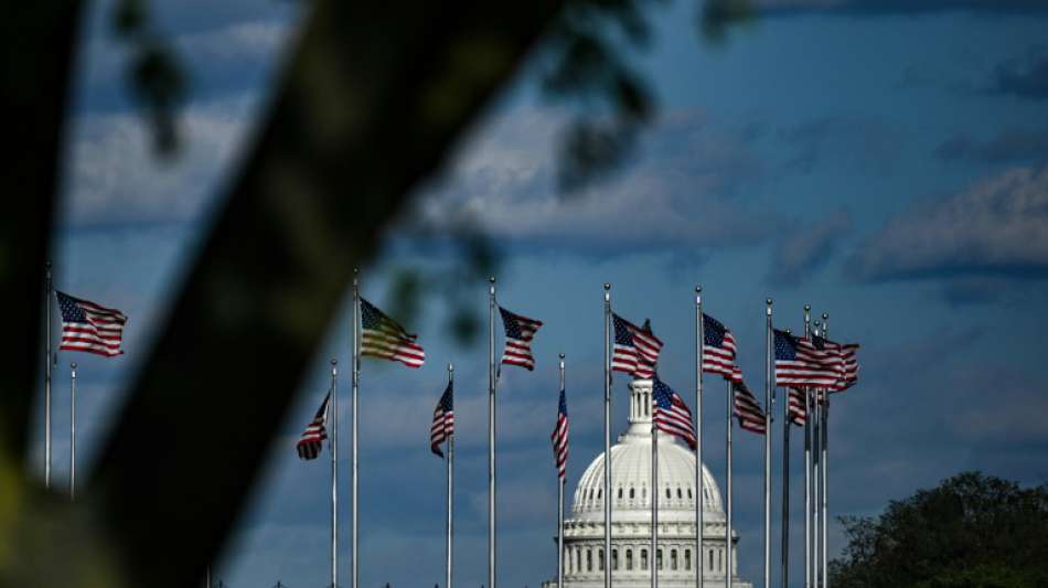 Fahnen in den USA werden in Trauer um Corona-Opfer auf Halbmast gesenkt