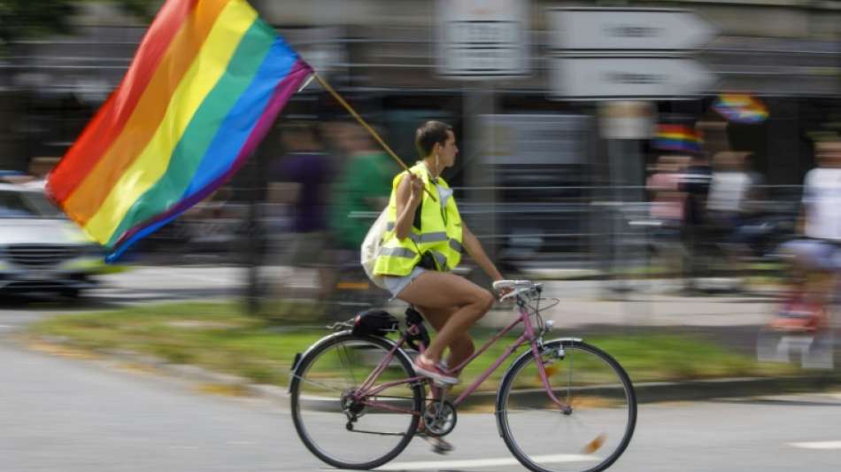 Berliner Christopher Street Day mit wenigen Trucks und dutzenden Fu&szlig;gruppen