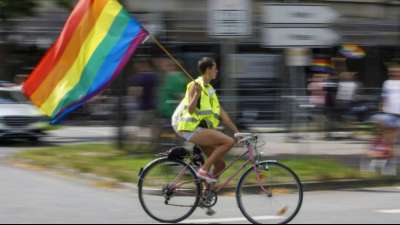 Berliner Christopher Street Day mit wenigen Trucks und dutzenden Fu&szlig;gruppen
