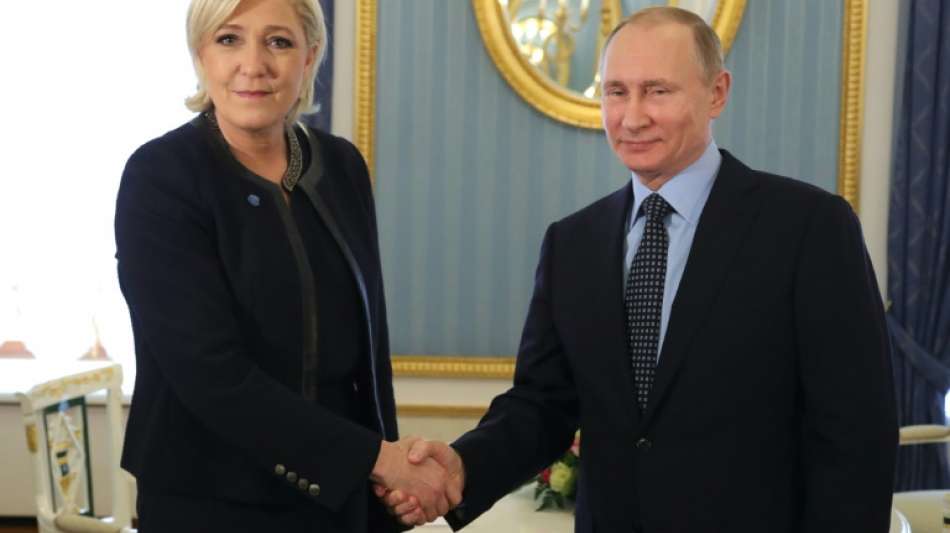 Rechtspopulistin Le Pen vernichtet Wahlkampfbrosch&uuml;ren mit Putin-Foto