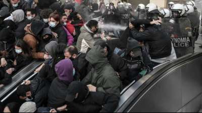 Zusammenst&ouml;&szlig;e zwischen Polizei und Demonstranten in Athen