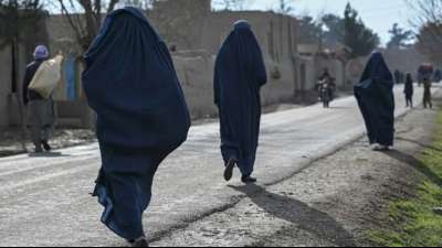 Taliban: Bef&ouml;rderung von Frauen nur in m&auml;nnlicher Begleitung und mit Hidschab