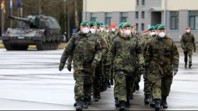 Deutschland bietet Nato Raketensystem und Kriegsschiffe an