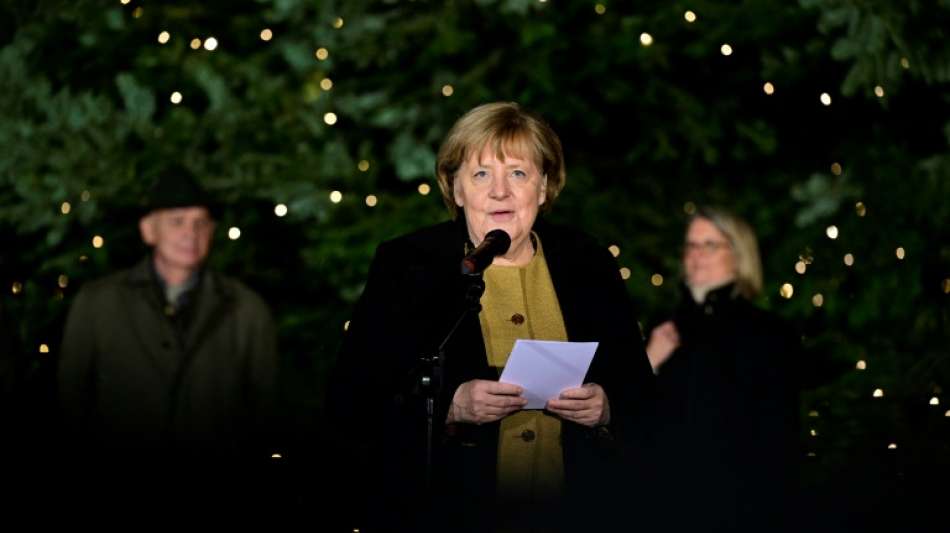 Merkel nimmt zum letzten Mal traditionellen Weihnachtsbaum entgegen