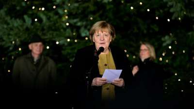 Merkel nimmt zum letzten Mal traditionellen Weihnachtsbaum entgegen