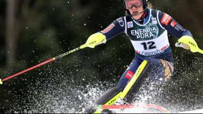 Skirennl&auml;uferin Schlosser erleidet Beinbruch - Hector siegt