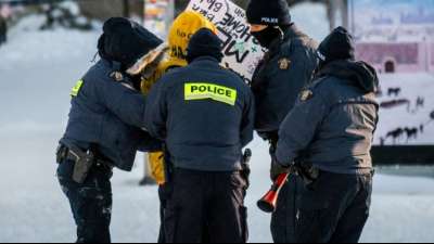 Schwer bewaffnete Polizisten gehen gegen Corona-Demonstranten in Ottawa vor