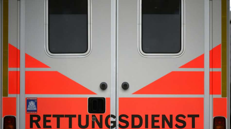 Geparktes Auto st&uuml;rzt bei missgl&uuml;cktem Ausparkversuch von Parkdeck