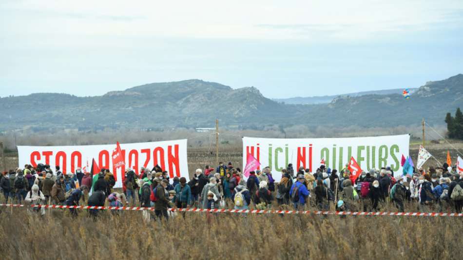 Hunderte Menschen protestieren in Frankreich gegen Expansionspl&auml;ne von Amazon