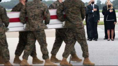 Biden: Letzte Ehre f&uuml;r in Kabul ermordete US-Soldaten