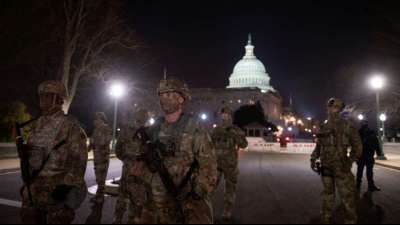 USA: Nationalgardisten sind in Washington bewaffnet im Einsatz