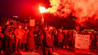 Tausende Polen protestieren gegen nahezu vollst&auml;ndiges Abtreibungsverbot 
