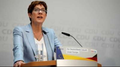 Zehntausende unterzeichnen eine Online-Petition gegen AKK