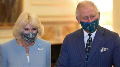 Prinz Charles und Camilla erhalten erste Corona-Impfung