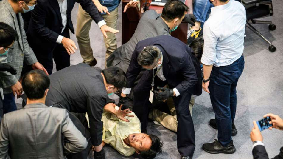 Neue Zusammenstöße in Hongkongs Parlament