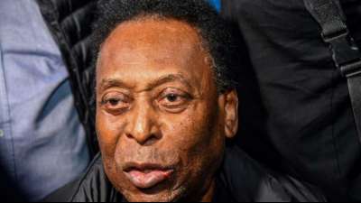 Pel&eacute; meldet sich nach Entlassung aus der Klinik bei den Fans